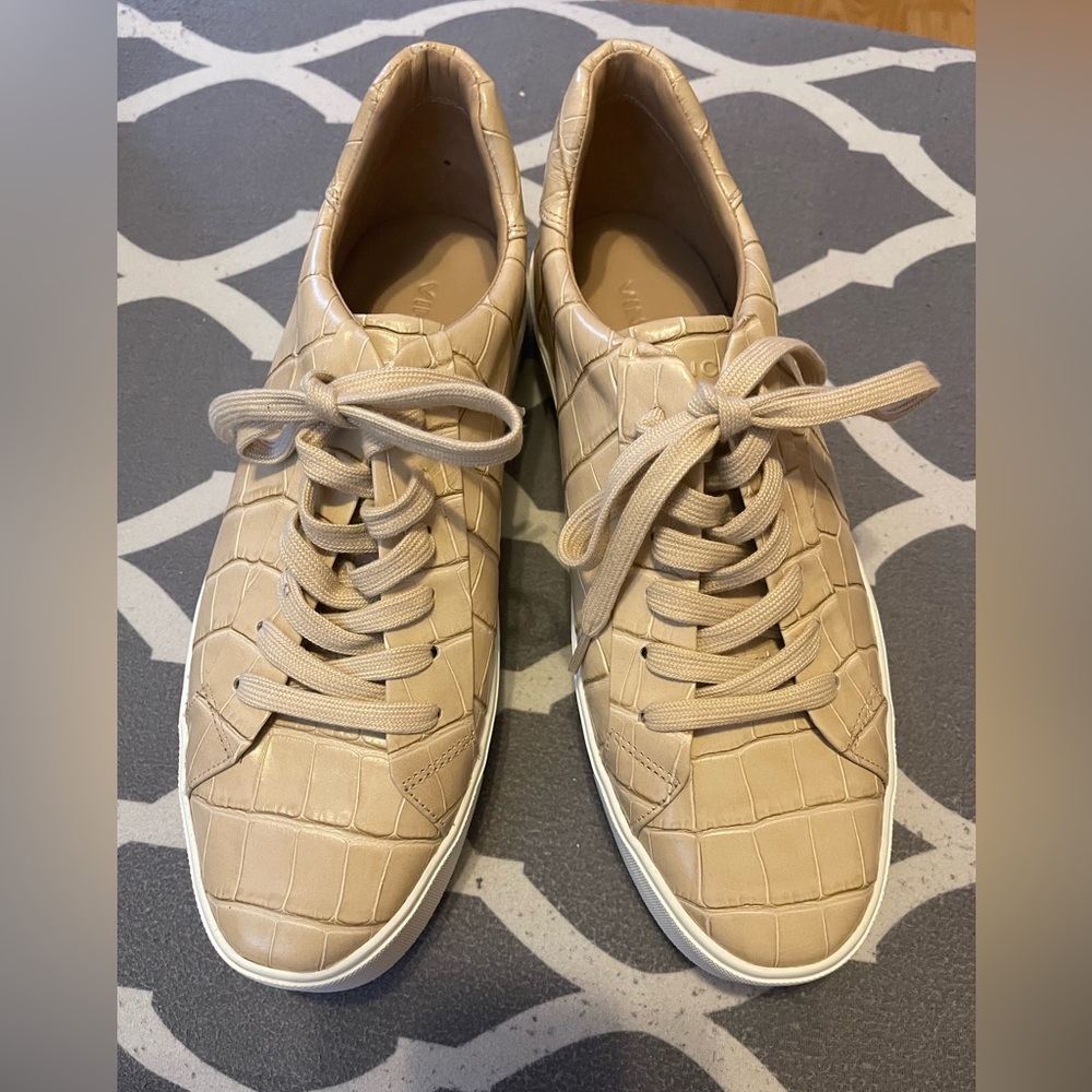 NEW Vince Benfield Croc Embossed Leather Sneaker in Cappucino size 8.5